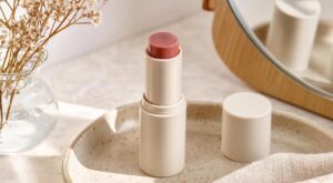 Arrêtez de multiplier blush et rouge à lèvres : ce 3-en-1 L:a Bruket promet 8 h d'hydratation et des lèvres 77 % plus lisses