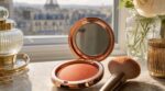 Ce blush secrètement utilisé par Céline Dion à Paris : le geste d’un maquilleur star pour lifter le visage après 50 ans