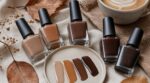 Ce look d&rsquo;ongles marron adopté par JLo et Hailey Bieber va dominer l’automne 2026 : personne n’est prêt pour ces 5 teintes