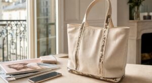Ce sac culte du collège signé Vanessa Bruno refait surface en 2026 : si vous l'avez gardé, il devient l'it bag le plus désiré
