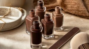Cette manucure brune ultra gourmande va dominer l’automne 2026 (et il suffit d’un geste en plus pour l’obtenir chez vous)
