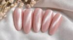 Cette manucure satinée d’Emilia Clarke aux Emmy Awards affole déjà les salons : la tendance ongles de l’automne et 13 idées