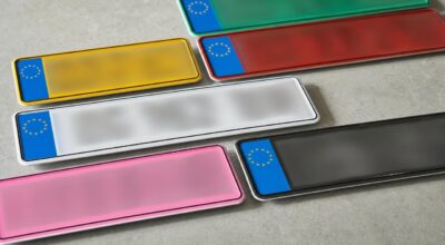 Depuis 2026, ces plaques d’immatriculation colorées changent tout (et la grosse erreur à ne surtout pas commettre avec elles)