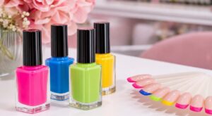 Oubliez la french classique : cette tendance ongles colorée de Dua Lipa affole déjà les salons (vous allez vouloir la copier)