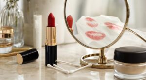 Rouge à lèvres : cette astuce avec un objet vue sur TikTok et validée par une star beauté sauve les contours en quelques secondes