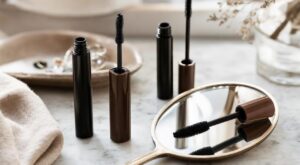 À 50 ans, ce maquillage des cils que vous mettez encore durcit vos traits : la couleur à adopter d'urgence pour adoucir le regard