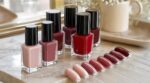 À 50 ans, cette couleur de vernis rajeunit vos mains (et la plupart des femmes continuent de choisir la pire option)