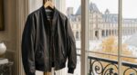 À 82 ans, Catherine Deneuve dit stop au blazer pour cette veste Louis Vuitton qui rajeunit tout après 40 ans au premier regard