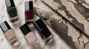 Cette manucure Dior repérée à la Fashion Week va détrôner votre vernis rouge plus vite que prévu (et elle se fait chez soi)