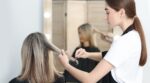 « J'ai 40 ans et je déteste quand mon coiffeur n'applique pas la bonne nuance de blond »