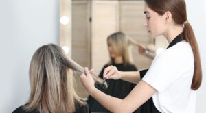 « J'ai 40 ans et je déteste quand mon coiffeur n'applique pas la bonne nuance de blond »