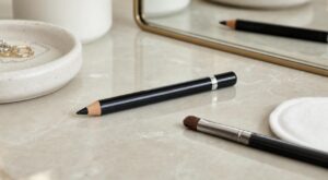 Crayon noir : ce geste ultra simple d'un maquilleur TikTok lifte le regard en 10 secondes (et vous faites souvent l'inverse)