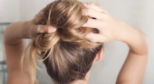 Cheveux secs et ternes : ce rituel indien à faire avant la douche promet de leur redonner une douceur incroyable cet automne