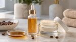 Julia Smith, cosmétologue : « L'extrait de café atténue l'apparence des rides et améliore l'élasticité ainsi que la texture de la peau. Il peut être utilisé aussi bien le matin que le soir. »