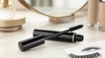 « Mes cils ont doublé de longueur » : ce produit Clarins à 25 € fait le buzz, promet un volume extrême et renforce la frange