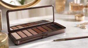 Plusieurs maquilleuses sont unanimes : « Après 60 ans, une alternative à l'eye-liner pour ouvrir le regard consiste à appliquer un fard à paupières marron au ras des cils. »