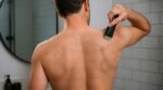 Poils du dos chez l'homme : rasoir ou tondeuse pour s'en occuper seul