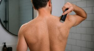 Poils du dos chez l'homme : rasoir ou tondeuse pour s'en occuper seul