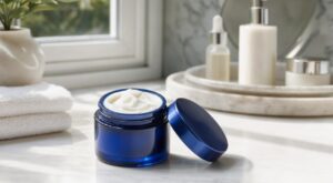 Roger Nebot, pharmacien : « La crème Nivea du pot bleu n'est pas recommandée comme soin antirides, car elle ne répond pas aux véritables besoins de la peau du visage après 40–50 ans. »