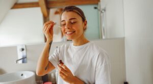 Boutons, points noirs, rougeurs : cette routine au zinc de La Rosée transforme visiblement le grain de peau