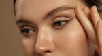 « Mes cernes bruns ont enfin diminué » : ce contour des yeux anti-âge promet -13% en 28 jours, test labo à l'appui