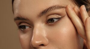 « Mes cernes bruns ont enfin diminué » : ce contour des yeux anti-âge promet -13% en 28 jours, test labo à l'appui