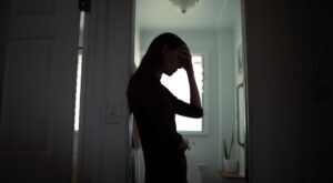 Selon la psychologie, les personnes qui font semblant de ne pas reconnaître quelqu'un qu'elles connaissent dans la rue ne sont généralement pas impolies, mais souffrent plutôt de fatigue mentale.