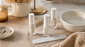 Victoria Beckham impose cette manucure blanche minimaliste quiet luxury : comment copier ses ongles chez vous cet automne