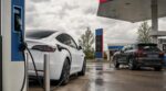 Voiture électrique ou essence en temps de crise : cette erreur peut ruiner votre budget si vous ignorez ce calcul clé